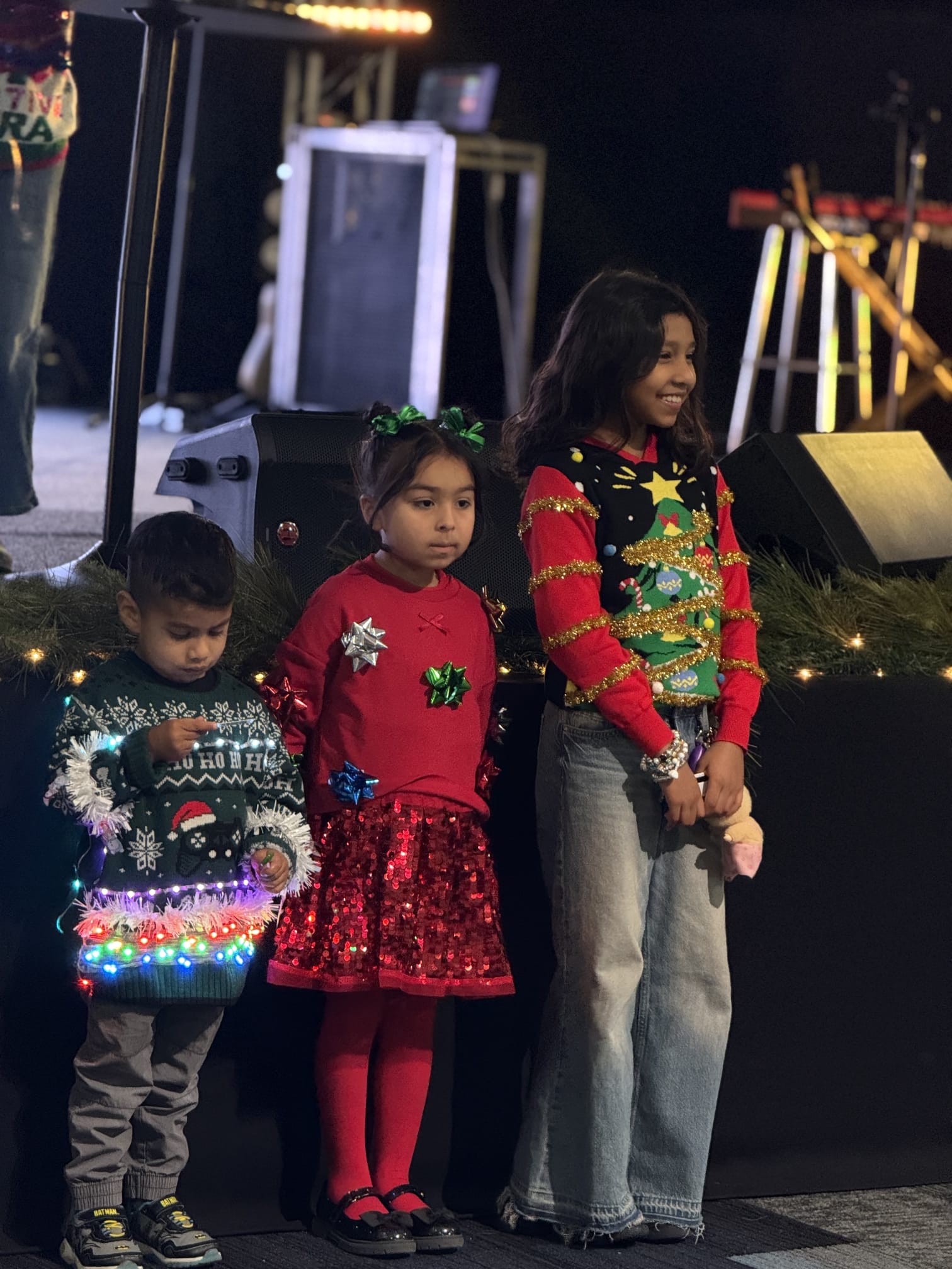 Tres niños de Casa de Gracia participando en una actividad especial